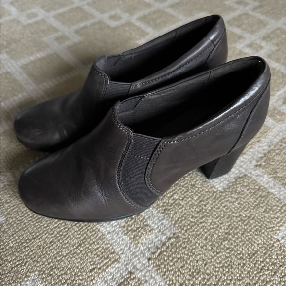 Clarks Brown Leather Slip-On Block Heel Booties Elastic Comfort Shoes Size 6 - Picture 10 of 12